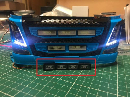Volvo FH16 Zusatzscheinwerfer Front unten 1:14