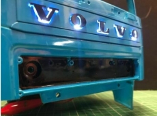 Volvo FH16 Grill mit beleuchteter Acryl Logo 1:14